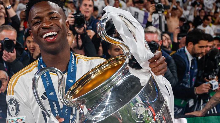 Vinícius Jr con la Copa de Champions