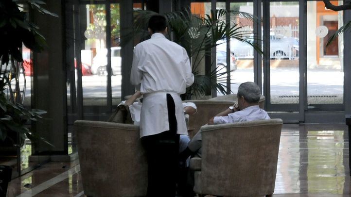 Un camarero en prácticas de FP dual atiende clientes en el Hotel NH Eurobuilding