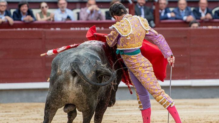 Uno de los buenos pases de pecho de Damián Castaño a su primero.