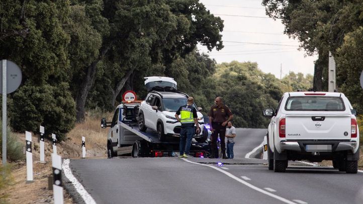 Una grúa recoge el vehículo del suceso, en el kilómetro 6 de la M-612, en la carretera de Fuencarral-El Pardo