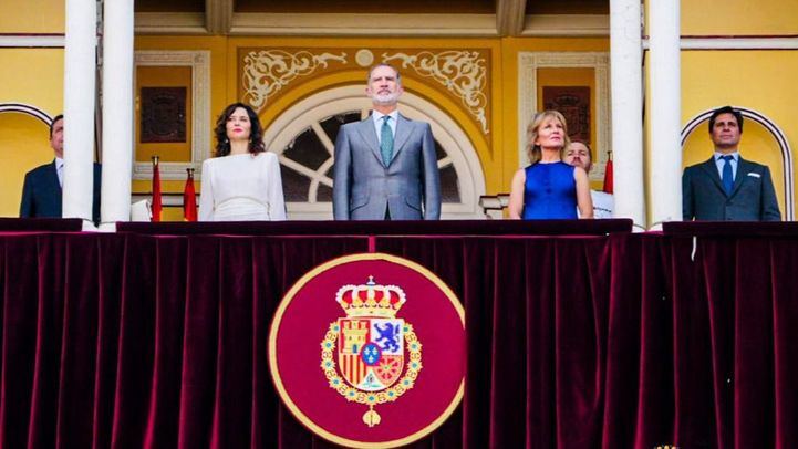 Felipe VI, presidió el festejo desde el palco real. Le acompañaron Isabel Díaz Ayuso, presidenta de la Comunidad de Madrid; el ministro Luis Planas; María Rey, presidenta de la Asociación de la Prensa, y Rivera Ordóñez en funciones de asesor..