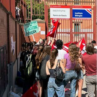 Alumnos se manifiestan a la puerta del IES Ramiro de Maeztu