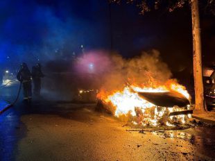 Seis vehículos calcinados en Pozuelo de Alarcón por un incendio