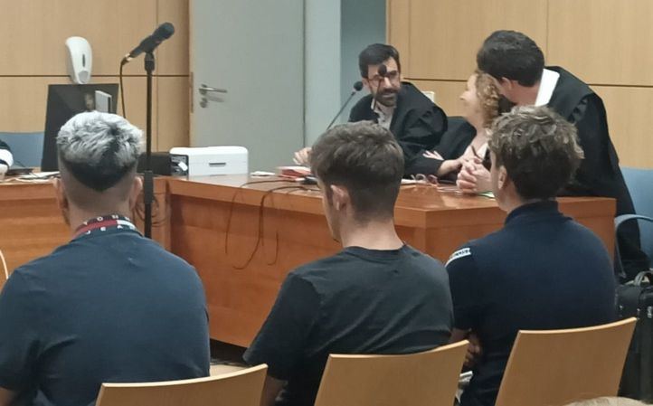 Los tres jóvenes acusados en el banquillo de la Audiencia de Valencia