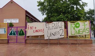 Pancartas en contra del reajuste de alumnado en el CEIP Dulce Chacón