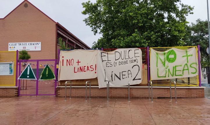 Pancartas en contra del reajuste de alumnado en el CEIP Dulce Chacón