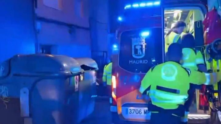 Sanitarios atienden a dos heridos en la calle Jerónima Llorente