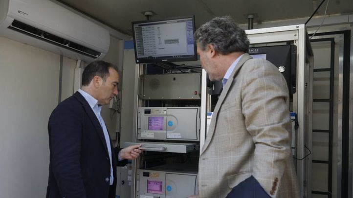 El delegado de Urbanismo, Medio Ambiente y Movilidad, Borja Carabante, visita la estación de medición de Escuelas Aguirre, ubicada entre las calles de Alcalá y de O'Donnell