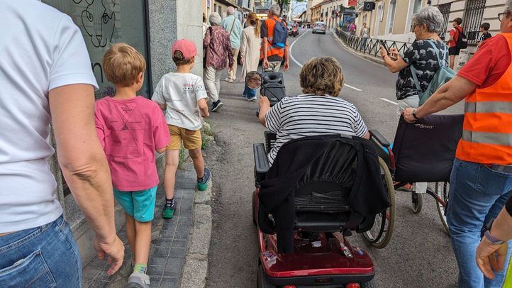 Las aceras son tan estrechas que el peatón debe guardar mucha precaución con el paso de los vehículos.