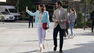 Isabel Díaz Ayuso en Torrejón de Ardoz con su alcalde, Alejandro Navarro