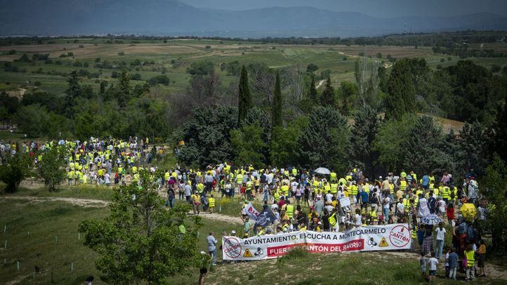 Manifestantes en Montecarmelo con pancartas durante la protesta para exigir al Ayuntamiento que construya su cantón lejos de colegios y viviendas.