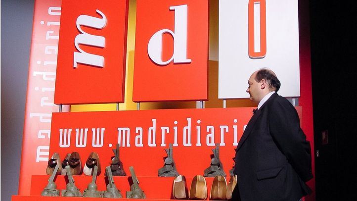 Constantino Mediavilla, presidente-editor de Madridiario con las estauillas de los premios de la primera edición de los Premios Madrid, en 2003.