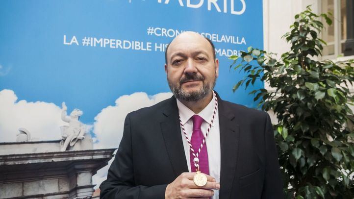 Constantino Mediavilla tras recibir el reconocimiento como Cronista de la Villa
