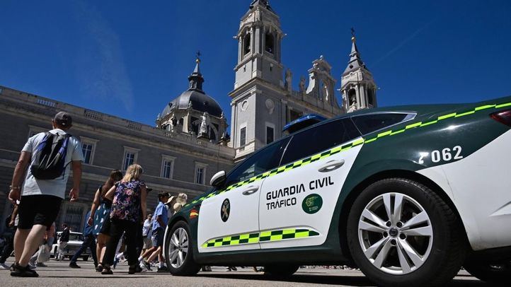 Vehículo de la Guardia Civil de Tráfico ante la Catedral de la Almudena, de Madrid.