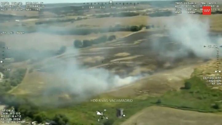 Bomberos de la Comunidad de Madrid y Brigadas Forestales autonómicas han controlado en la tarde de este sábado un incendio de pasto y matorral en Rivas Vaciamadrid junto a la autovía A-3.
