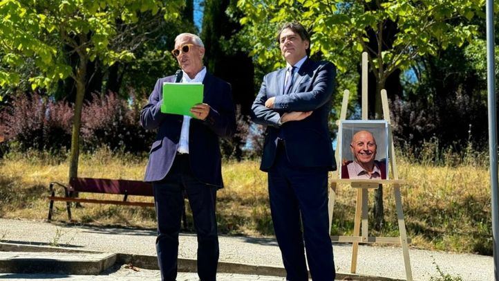 El concejal de Hortaleza, David Pérez, descubre la placa del parque Mirador de las Cárcavas-José Díaz Fernández