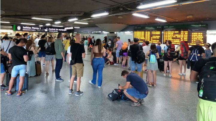 Viajeros en el vestíbulo de Atocha