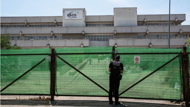 Un policía en la puerta de las instalaciones donde se está llevando a cabo la obra en el polígono de La Cantueña