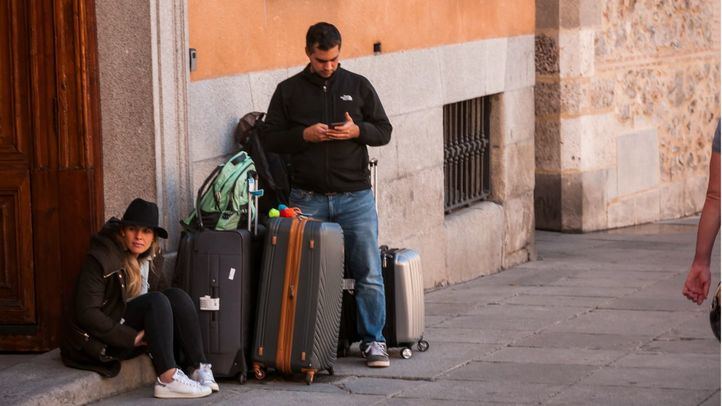 Turistas esperan a entrar en un apartamento turístico