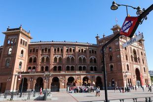 Imagen del exterior de la Plaza de Toros de las Ventas de Madrid, junto a la parada de Metro 'Ventas'.