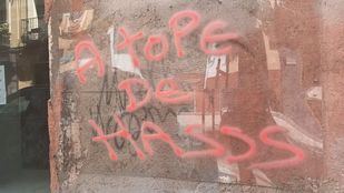 Vandalizan el vinilo instalado para proteger la firma de Muelle aparecida en unas obras de la calle Toledo