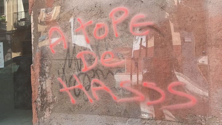 Vandalizan el vinilo instalado para proteger la firma de Muelle aparecida en unas obras de la calle Toledo