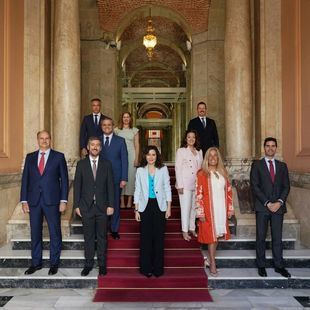 Ayuso ensalza al rey y carga contra Sánchez en el balance de su primer año de mayoría absoluta