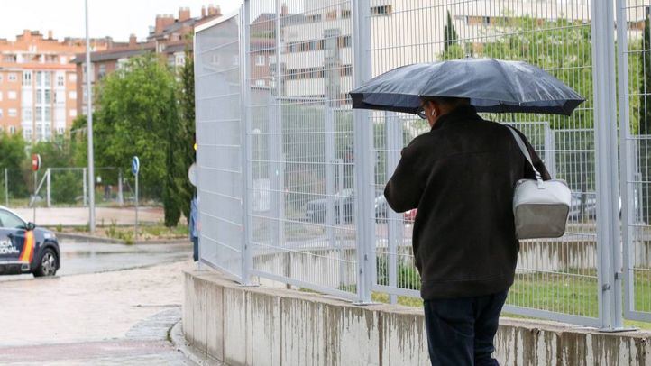 Un viandante con paraguas en un día de lluvia