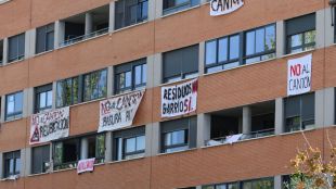 Los vecinos de Montecarmelo muestran su rechazo al cantón con pancartas en sus domicilios
