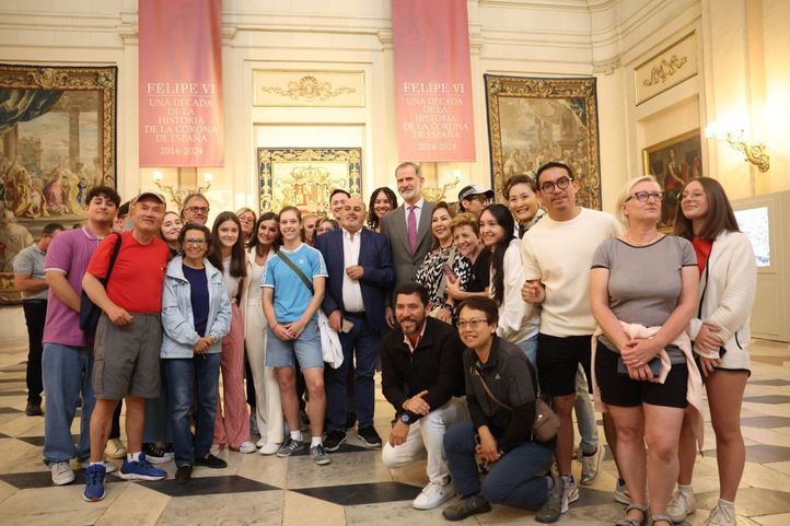 Los reyes posan con los visitantes del Palacio Real