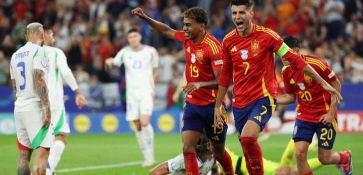 Los jugadores de España celebran el 1-0