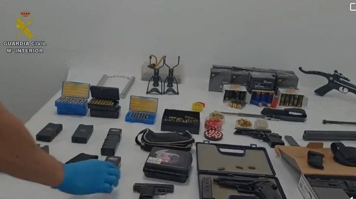 La Guardia Civil intercepta un arsenal de armas en Alcalá de Henares