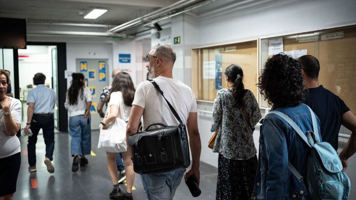Opositores llegan para examinarse al IES Pablo Neruda donde se ofertan 2.788 plazas en Educación Secundaria