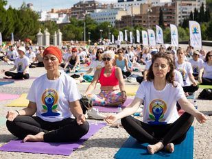 Más de 800 personas celebran el 10º Día Internacional del Yoga en la explanada del Puente del Rey