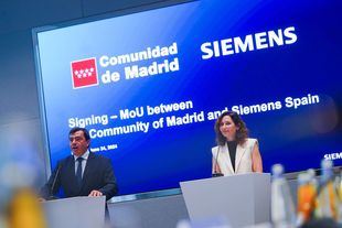 Isabel Díaz Ayuso y el presidente de Siemens España, Agustín Escobar.
