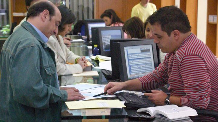 Funcionarios toman la declaración de la Renta a unos ciudadanos