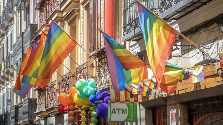 Banderas del Orgullo en las calles de Madrid