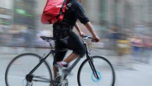 La falsa economía colaborativa: UGT denuncia los casos de Deliveroo, Glovo, Ubereats...