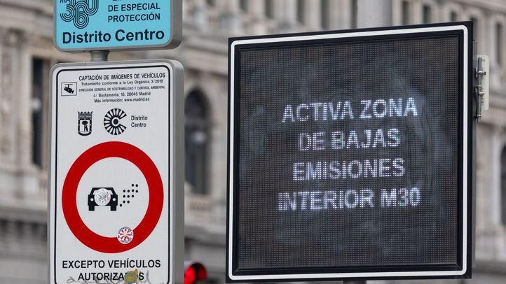 Una señalización de Zona de Bajas Emisiones de especial protección en el distrito Centro