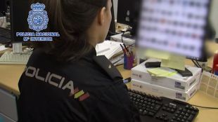 Agente de la Policía Nacional examinando el material.