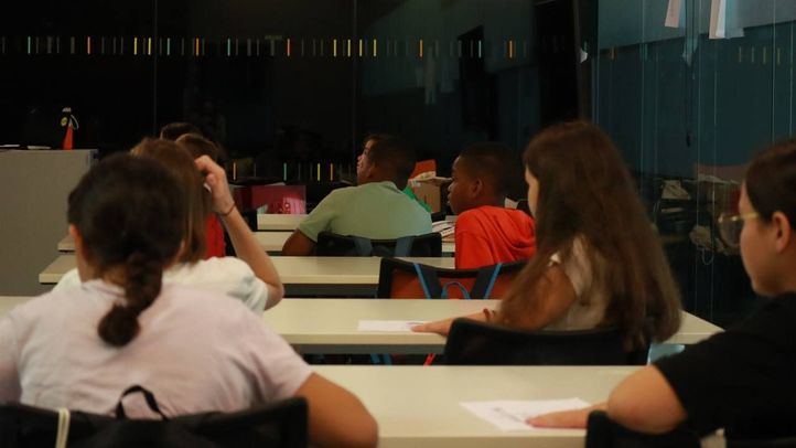 El concejal delegado de Innovación y Emprendimiento, Ángel Niño, recibe a un grupo de niños de entre 8 y 12 años que participan en el campamento gratuito 'Jugando a innovar'