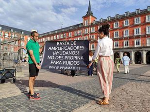 Vecinos afectados protestan en la Plaza Mayor.