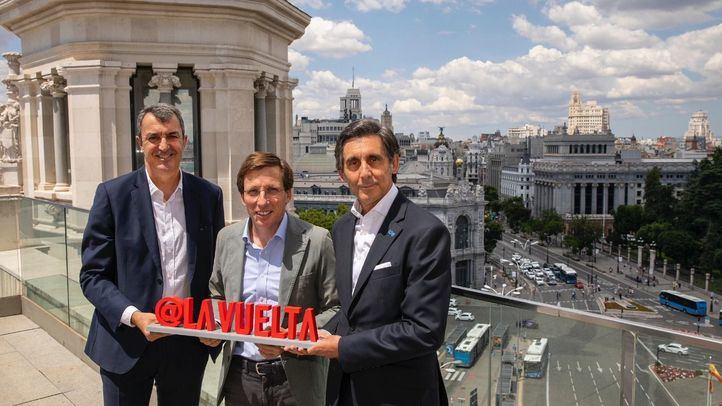 El director general de La Vuelta, Javier Guillén, el alcalde Madrid, José Luis Martínez Almeida, y el CEO de Telefónica, José María Álvarez-Pallete.