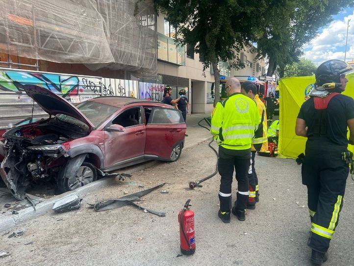 Coche accidentado en la calle Embajadores