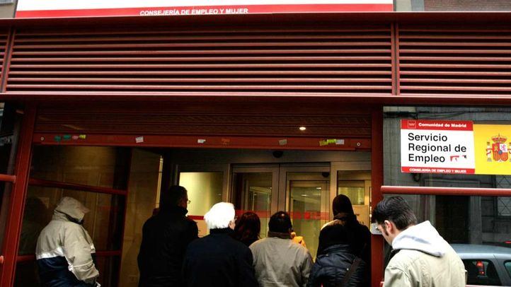 Gente esperando a las puertas de una oficina de empleo