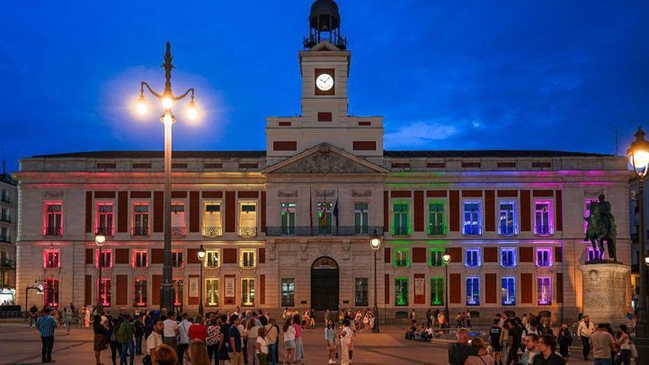 La fachada de la Real Casa de Correos se tiñe de arcoíris
