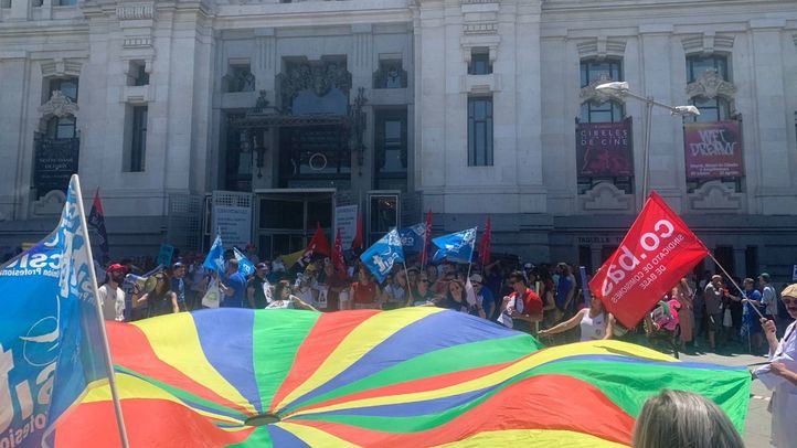 Manifestación de trabajadores interinos en la Plaza de Cibeles.