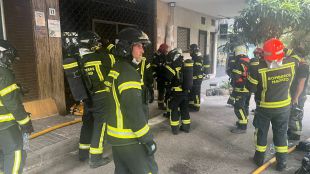 Bomberos extinguen un incendio en un edificio de diez plantas