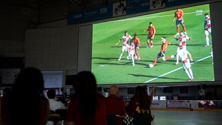 Varias personas viendo en una pantalla grande el partido de la Eurocopa entre España y Croacia, en el Palacio de Hielo, a 15 de junio de 2024