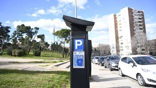 Parquímetros del Servicio de Estacionamiento Regulado (SER) en el barrio de Ventas, en una imagen de archivo